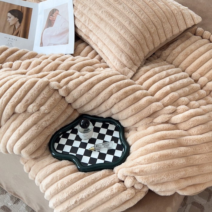 91家纺网 家纺一手货源 找家纺 （总）印季家纺 2025新款立体剪花条纹兔毛绒四件套