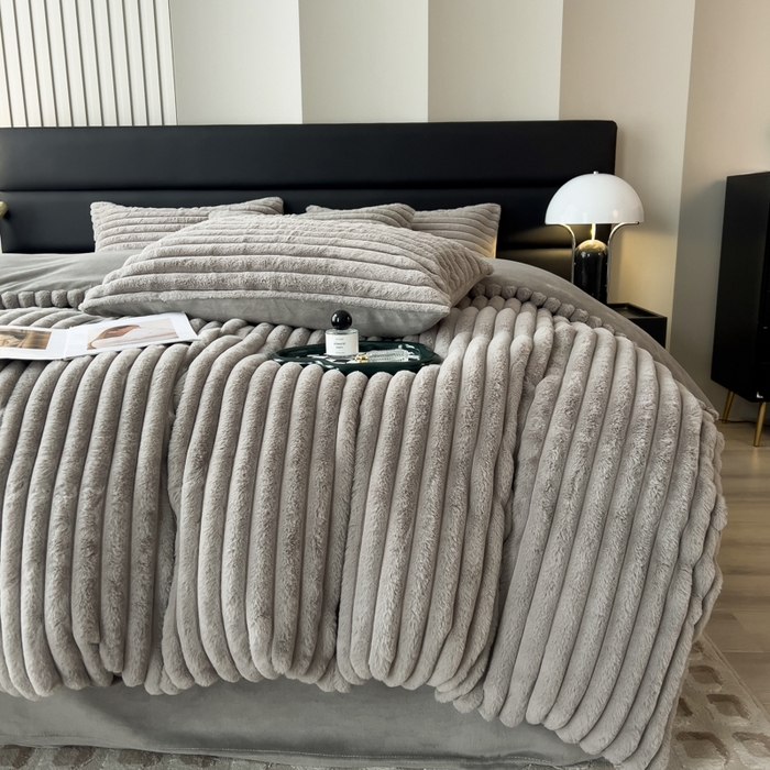 91家纺网 家纺一手货源 找家纺 （总）印季家纺 2025新款立体剪花条纹兔毛绒四件套