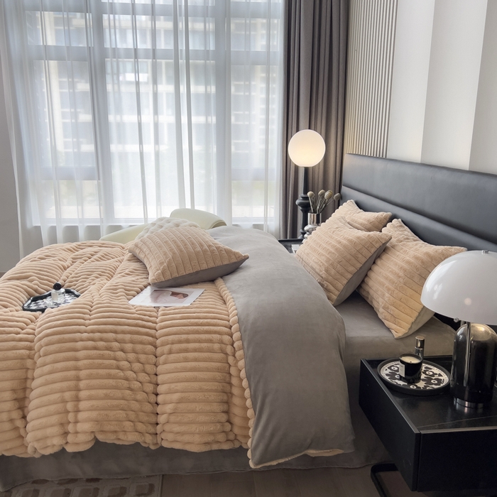 91家纺网 家纺一手货源 找家纺 印季家纺 2025新款立体剪花条纹兔毛绒四件套 卡其-灰