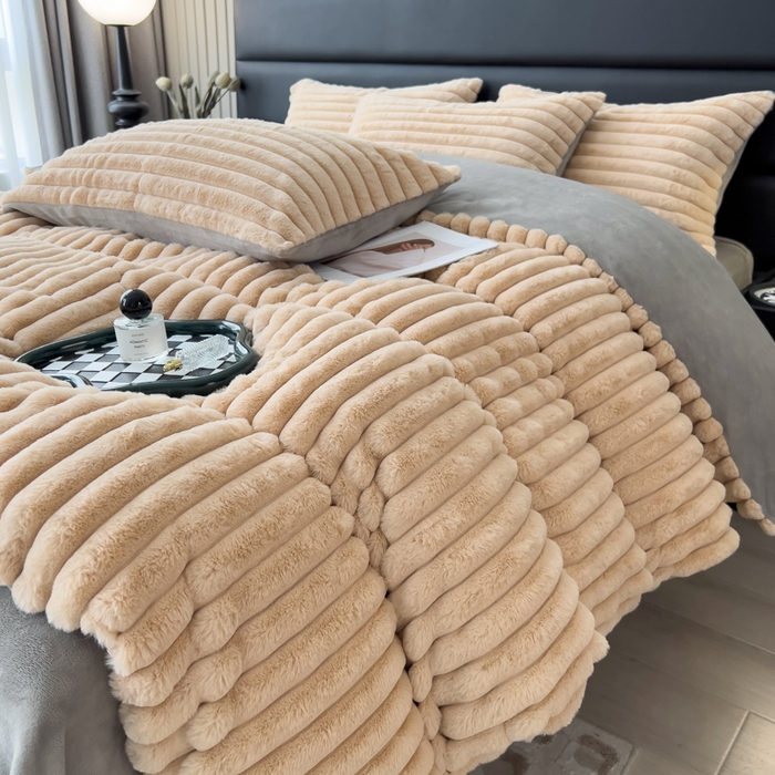 91家纺网 家纺一手货源 找家纺 印季家纺 2025新款立体剪花条纹兔毛绒四件套 卡其-灰