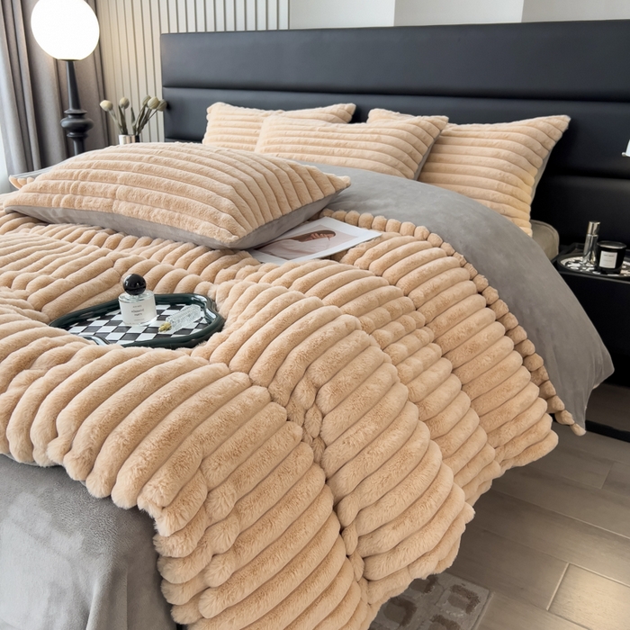 91家纺网 家纺一手货源 找家纺 印季家纺 2025新款立体剪花条纹兔毛绒四件套 卡其-灰