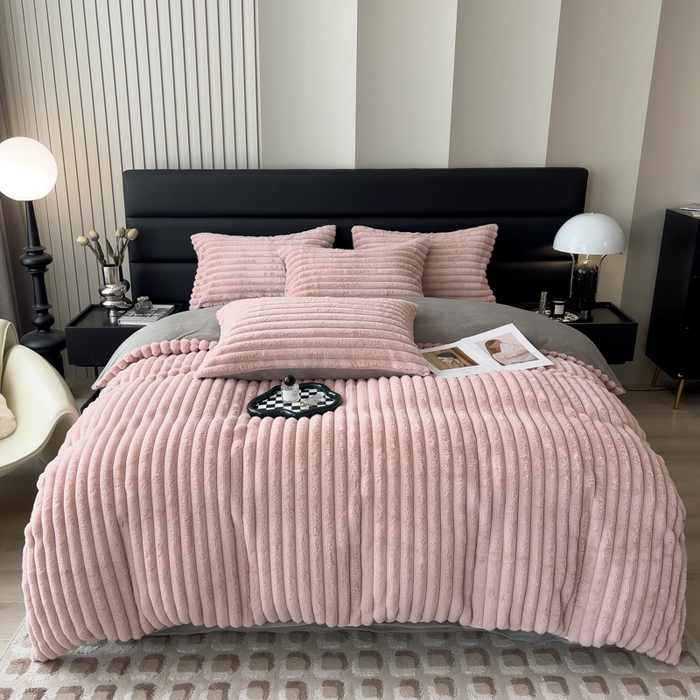 91家纺网 家纺一手货源 找家纺 印季家纺 2025新款立体剪花条纹兔毛绒四件套 豆沙-灰