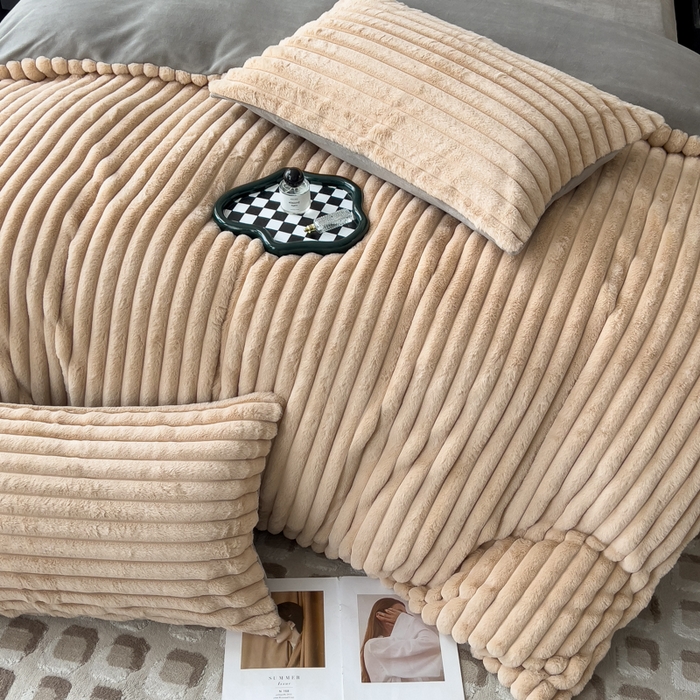 91家纺网 家纺一手货源 找家纺 印季家纺 2025新款立体剪花条纹兔毛绒四件套 卡其-灰