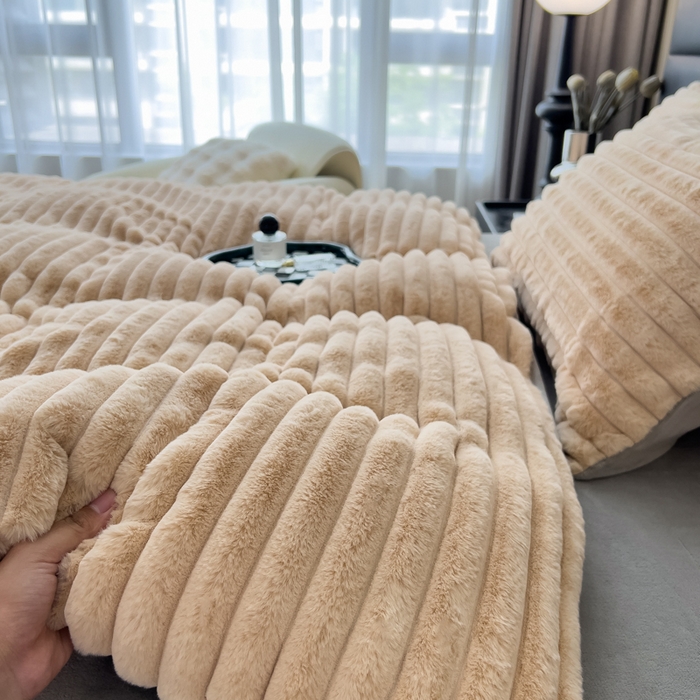 91家纺网 家纺一手货源 找家纺 印季家纺 2025新款立体剪花条纹兔毛绒四件套 卡其-灰