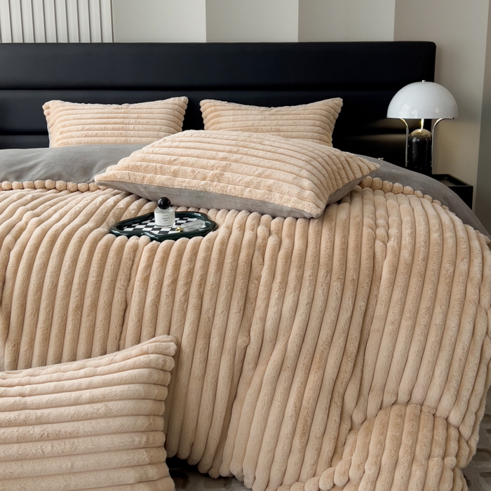 91家纺网 家纺一手货源 找家纺 印季家纺 2025新款立体剪花条纹兔毛绒四件套 卡其-灰