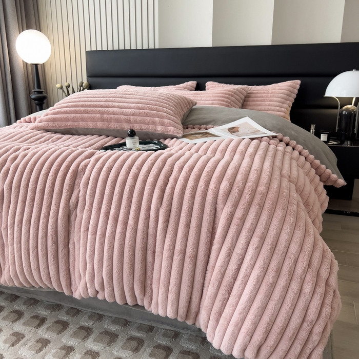 91家纺网 家纺一手货源 找家纺 印季家纺 2025新款立体剪花条纹兔毛绒四件套 豆沙-灰