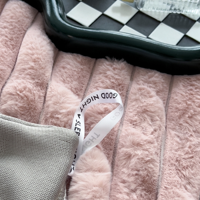 91家纺网 家纺一手货源 找家纺 印季家纺 2025新款立体剪花条纹兔毛绒四件套 豆沙-灰