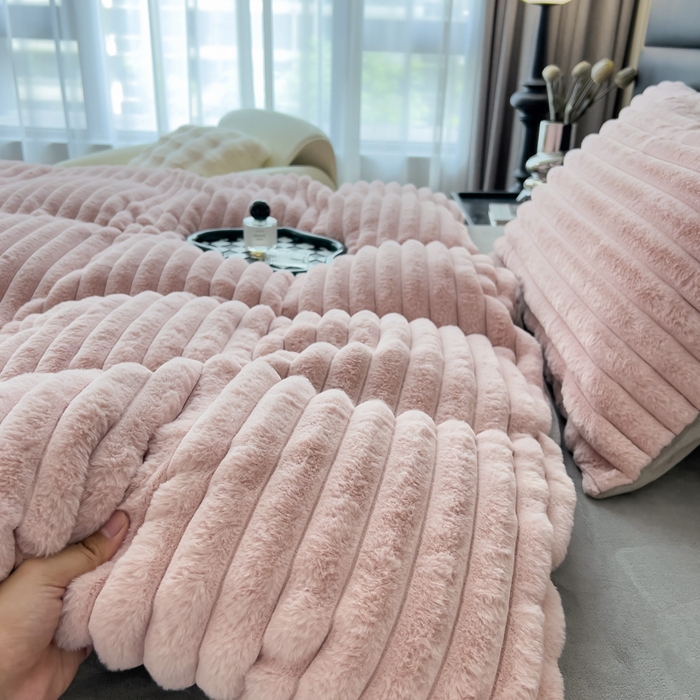 91家纺网 家纺一手货源 找家纺 印季家纺 2025新款立体剪花条纹兔毛绒四件套 豆沙-灰