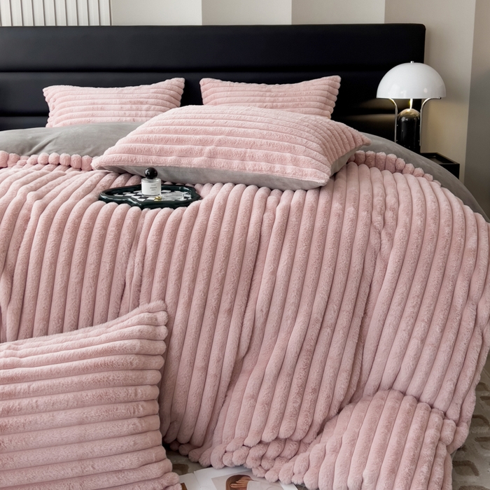 91家纺网 家纺一手货源 找家纺 印季家纺 2025新款立体剪花条纹兔毛绒四件套 豆沙-灰