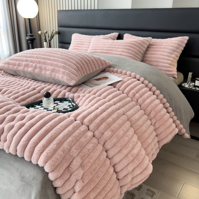 91家纺网 家纺一手货源 找家纺 印季家纺 2025新款立体剪花条纹兔毛绒四件套 豆沙-灰