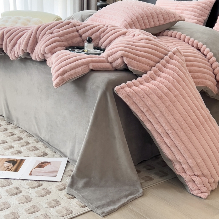 91家纺网 家纺一手货源 找家纺 印季家纺 2025新款立体剪花条纹兔毛绒四件套 豆沙-灰