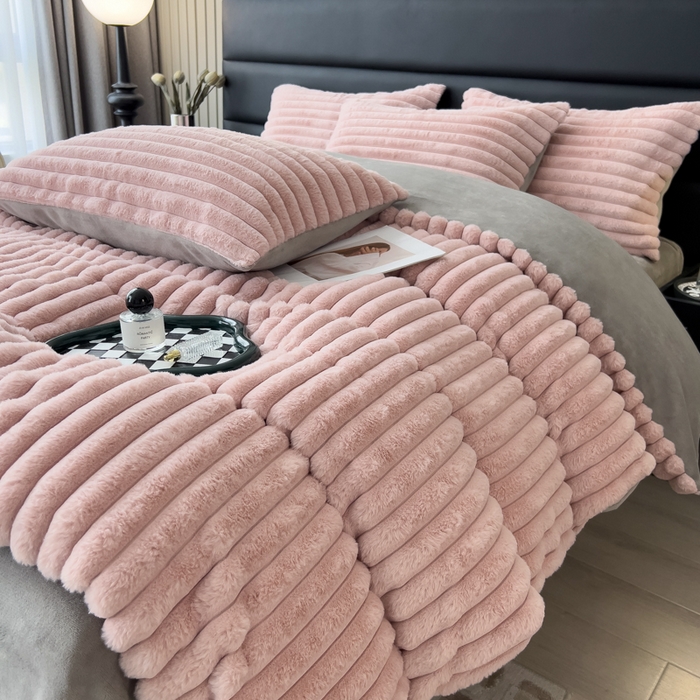 91家纺网 家纺一手货源 找家纺 印季家纺 2025新款立体剪花条纹兔毛绒四件套 豆沙-灰