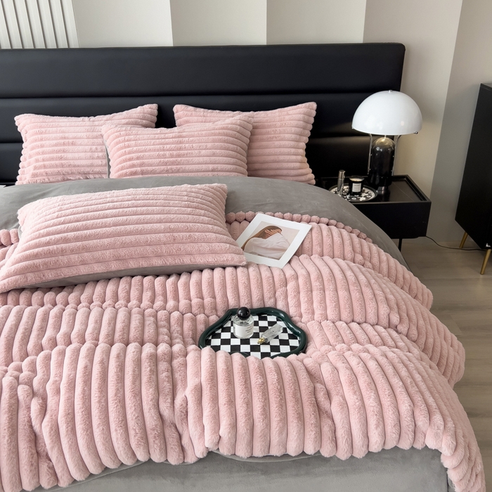 91家纺网 家纺一手货源 找家纺 印季家纺 2025新款立体剪花条纹兔毛绒四件套 豆沙-灰