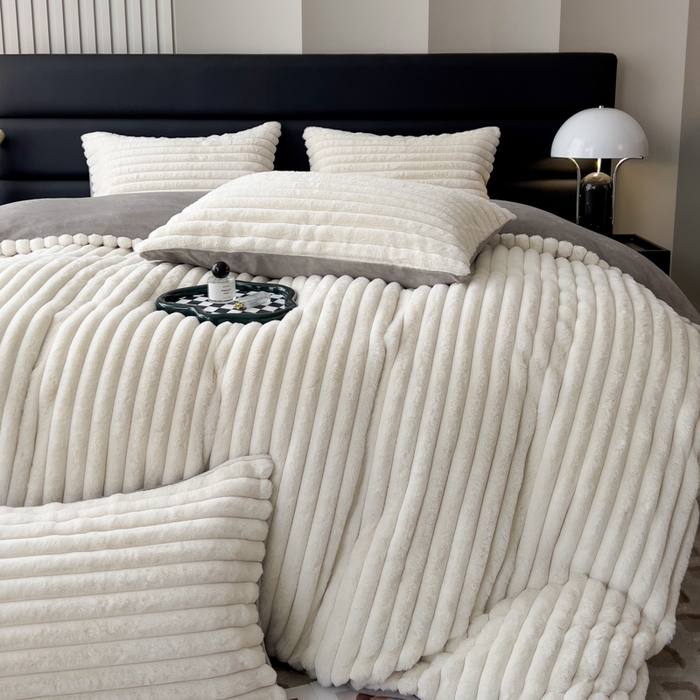 91家纺网 家纺一手货源 找家纺 印季家纺 2025新款立体剪花条纹兔毛绒四件套 奶白-灰