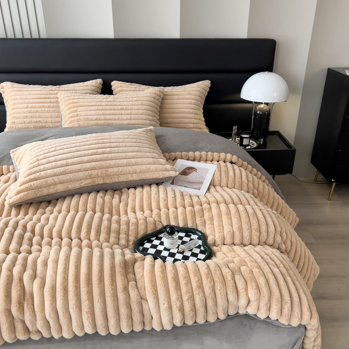 91家纺网 家纺一手货源 找家纺 印季家纺 2025新款立体剪花条纹兔毛绒四件套 卡其-灰