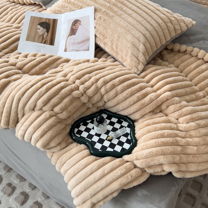 91家纺网 家纺一手货源 找家纺 印季家纺 2025新款立体剪花条纹兔毛绒四件套 卡其-灰