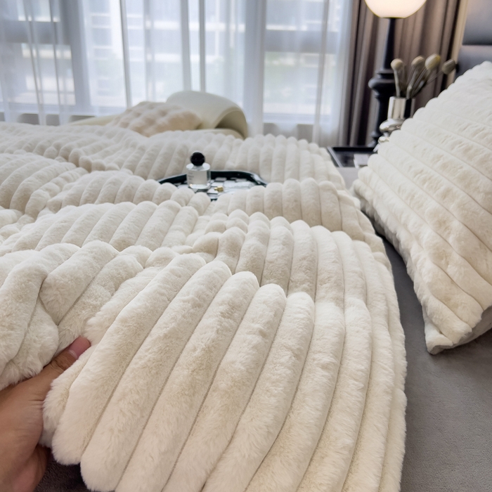 91家纺网 家纺一手货源 找家纺 印季家纺 2025新款立体剪花条纹兔毛绒四件套 奶白-灰