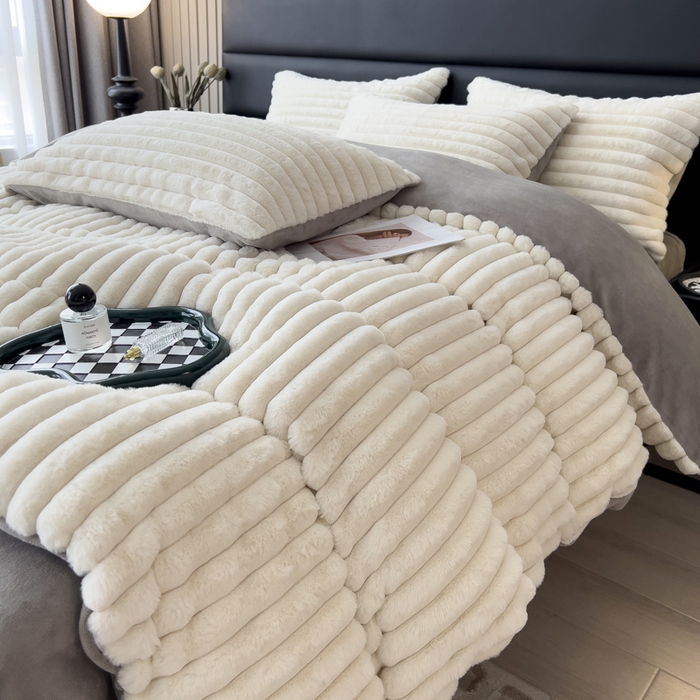 91家纺网 家纺一手货源 找家纺 印季家纺 2025新款立体剪花条纹兔毛绒四件套 奶白-灰