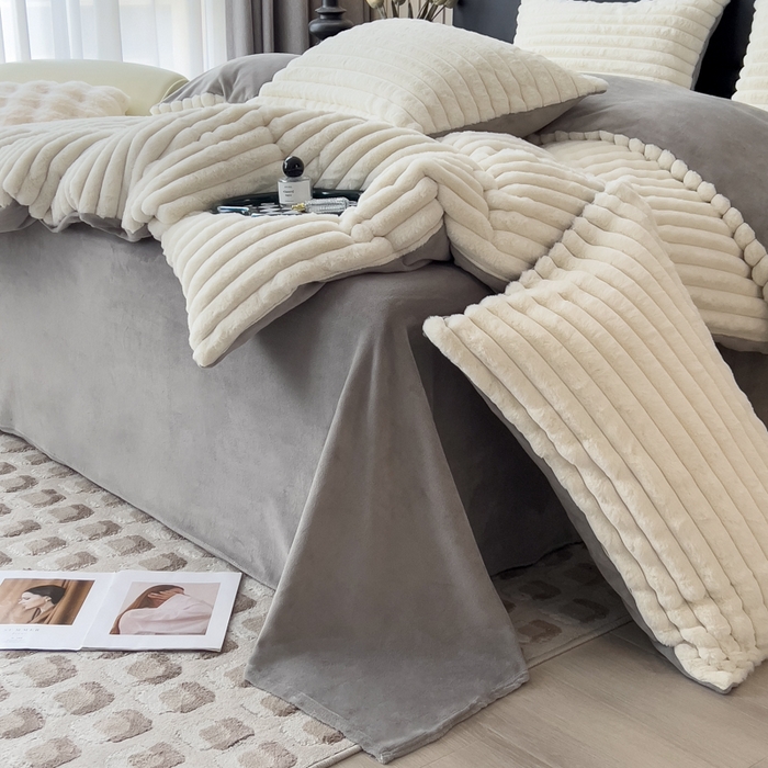 91家纺网 家纺一手货源 找家纺 印季家纺 2025新款立体剪花条纹兔毛绒四件套 奶白-灰