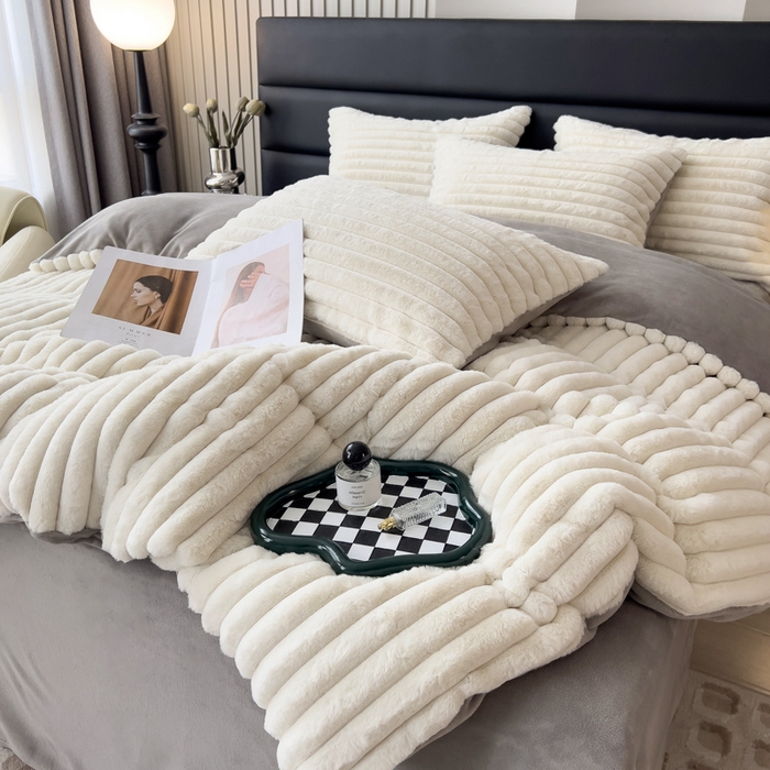 91家纺网 家纺一手货源 找家纺 印季家纺 2025新款立体剪花条纹兔毛绒四件套 奶白-灰