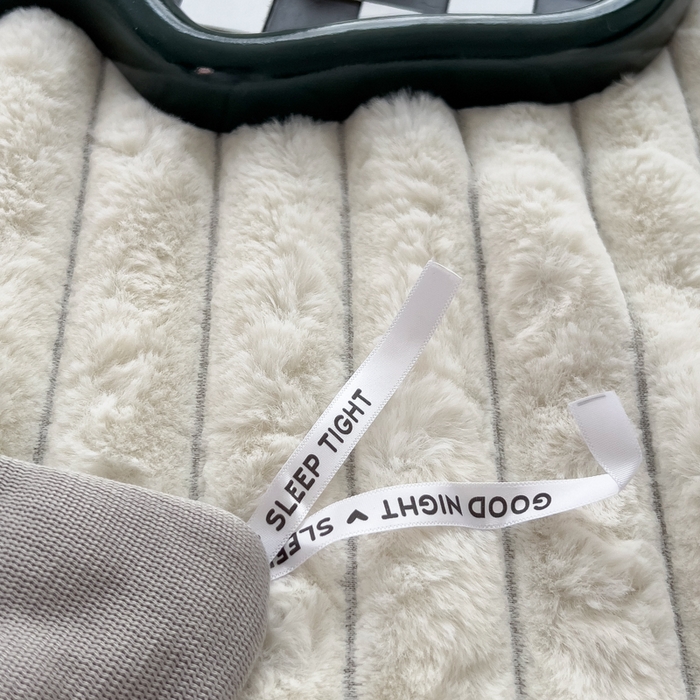 91家纺网 家纺一手货源 找家纺 印季家纺 2025新款立体剪花条纹兔毛绒四件套 奶白-灰