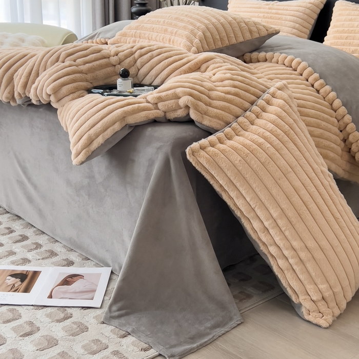 91家纺网 家纺一手货源 找家纺 印季家纺 2025新款立体剪花条纹兔毛绒四件套 卡其-灰