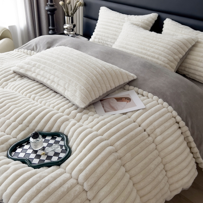 91家纺网 家纺一手货源 找家纺 印季家纺 2025新款立体剪花条纹兔毛绒四件套 奶白-灰