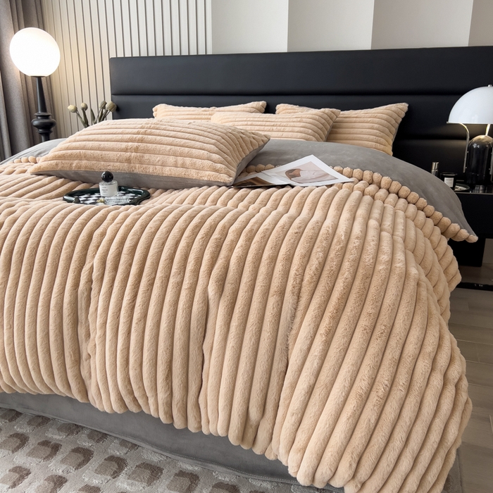 91家纺网 家纺一手货源 找家纺 印季家纺 2025新款立体剪花条纹兔毛绒四件套 卡其-灰