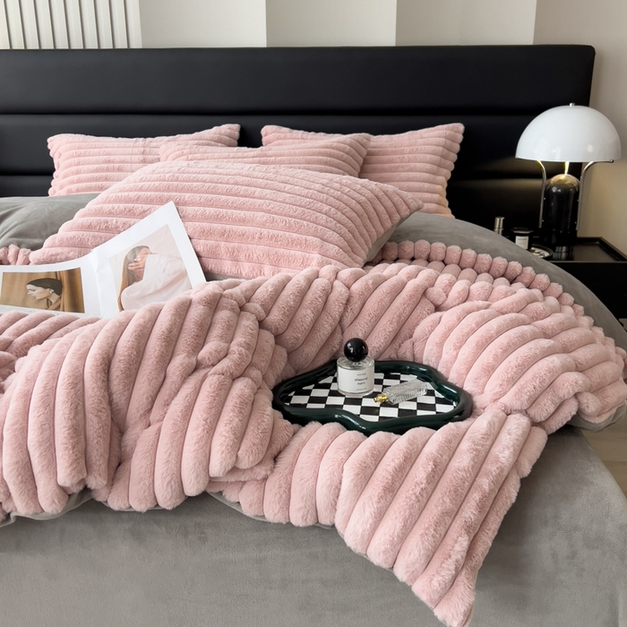 91家纺网 家纺一手货源 找家纺 印季家纺 2025新款立体剪花条纹兔毛绒四件套 豆沙-灰