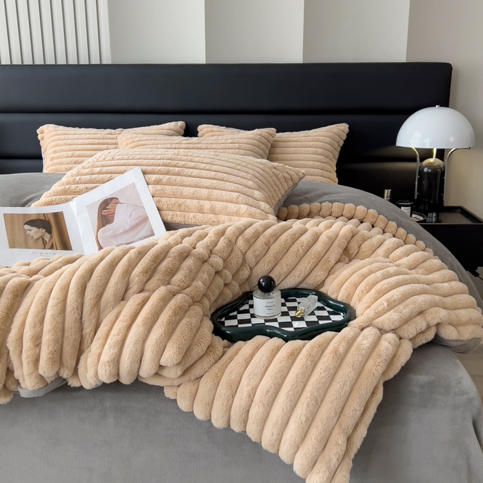 91家纺网 家纺一手货源 找家纺 印季家纺 2025新款立体剪花条纹兔毛绒四件套 卡其-灰