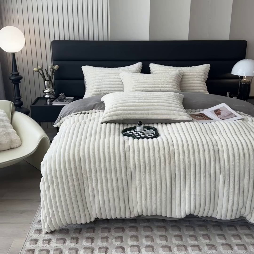 91家纺网 家纺一手货源 找家纺 印季家纺 2025新款立体剪花条纹兔毛绒四件套 奶白-灰