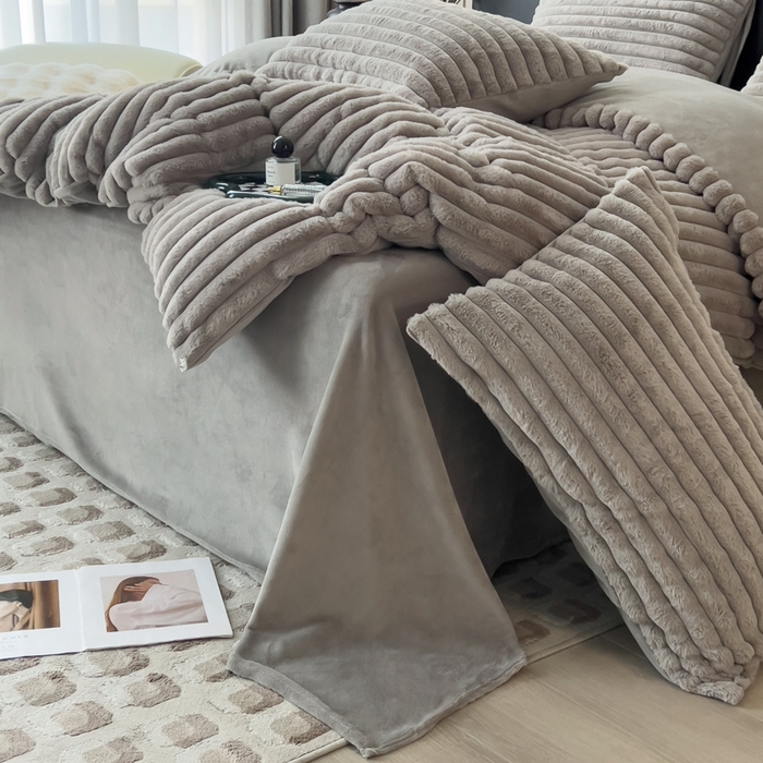 91家纺网 家纺一手货源 找家纺 印季家纺 2025新款立体剪花条纹兔毛绒四件套 高级灰