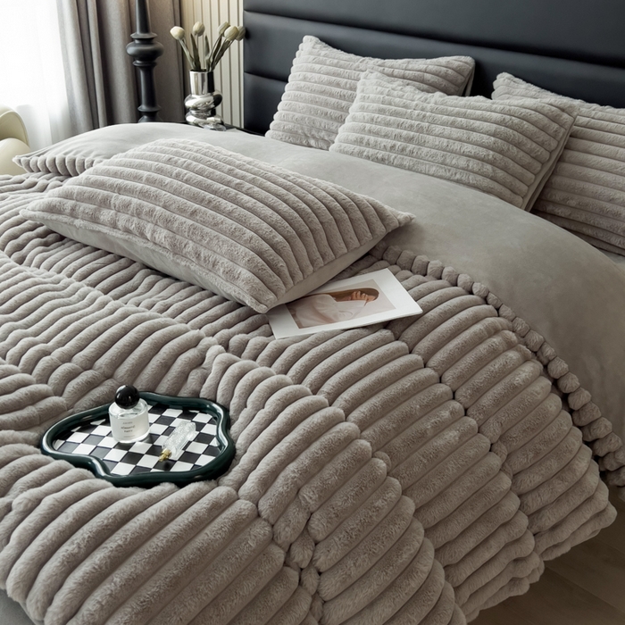 91家纺网 家纺一手货源 找家纺 印季家纺 2025新款立体剪花条纹兔毛绒四件套 高级灰