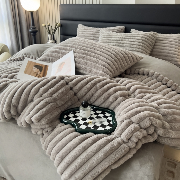 91家纺网 家纺一手货源 找家纺 印季家纺 2025新款立体剪花条纹兔毛绒四件套 高级灰