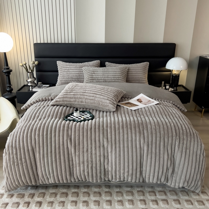 91家纺网 家纺一手货源 找家纺 印季家纺 2025新款立体剪花条纹兔毛绒四件套 高级灰