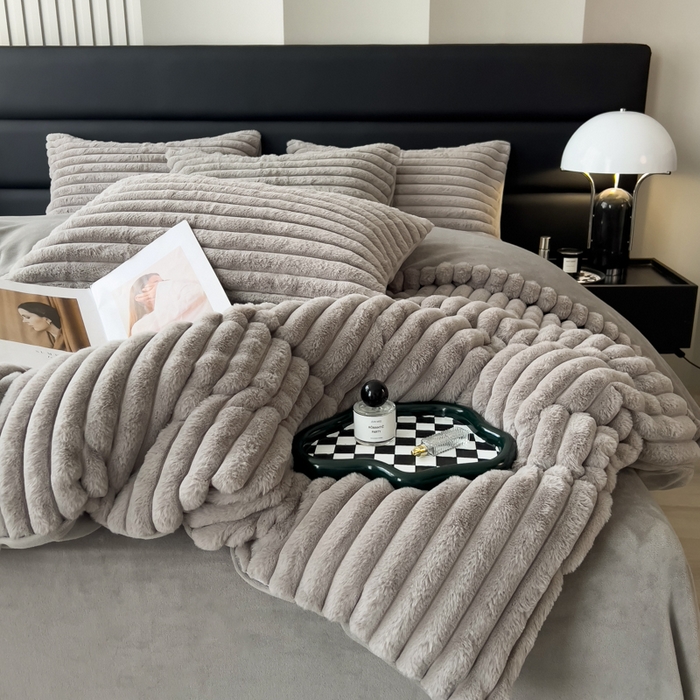 91家纺网 家纺一手货源 找家纺 印季家纺 2025新款立体剪花条纹兔毛绒四件套 高级灰