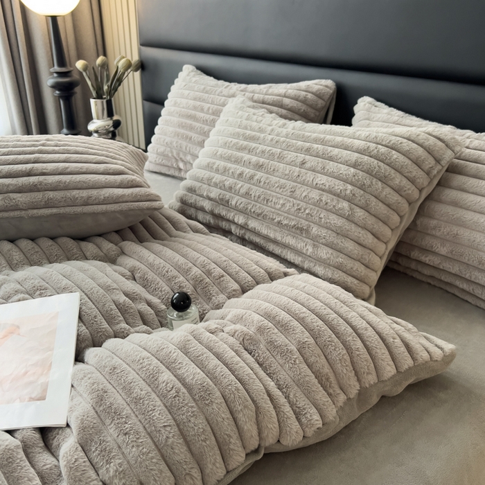 91家纺网 家纺一手货源 找家纺 印季家纺 2025新款立体剪花条纹兔毛绒四件套 高级灰