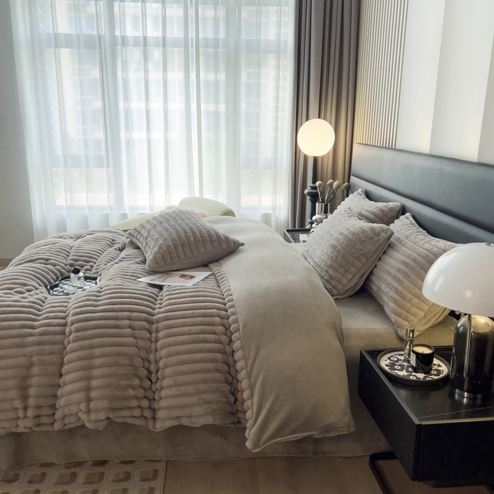 91家纺网 家纺一手货源 找家纺 印季家纺 2025新款立体剪花条纹兔毛绒四件套 高级灰