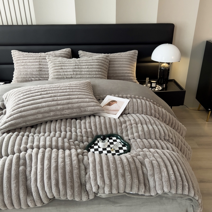 91家纺网 家纺一手货源 找家纺 印季家纺 2025新款立体剪花条纹兔毛绒四件套 高级灰