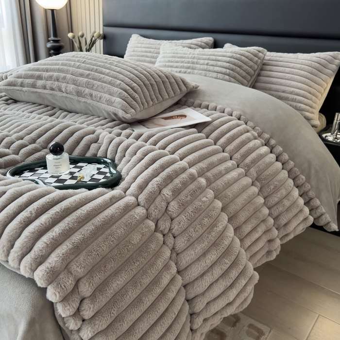 91家纺网 家纺一手货源 找家纺 印季家纺 2025新款立体剪花条纹兔毛绒四件套 高级灰