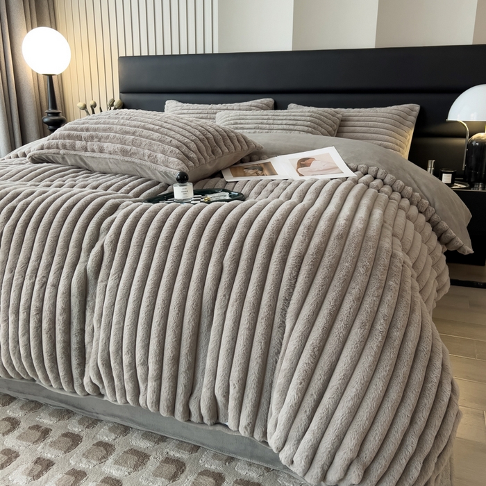 91家纺网 家纺一手货源 找家纺 印季家纺 2025新款立体剪花条纹兔毛绒四件套 高级灰