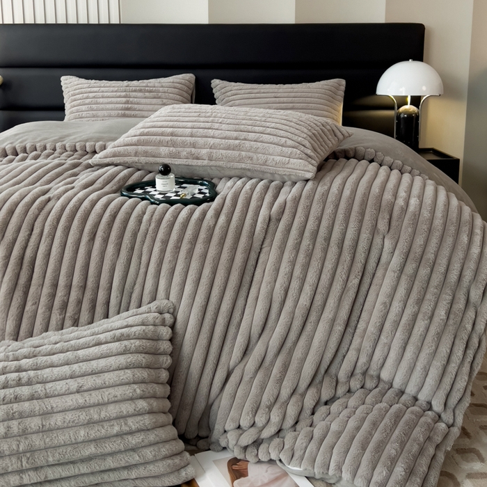 91家纺网 家纺一手货源 找家纺 印季家纺 2025新款立体剪花条纹兔毛绒四件套 高级灰