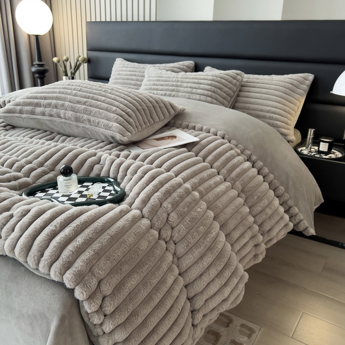 91家纺网 家纺一手货源 找家纺 印季家纺 2025新款立体剪花条纹兔毛绒四件套 高级灰