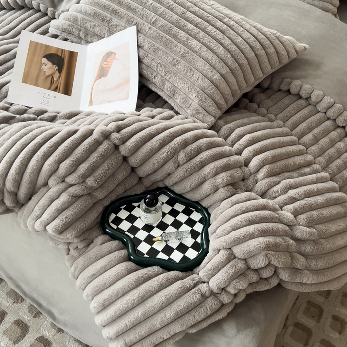 91家纺网 家纺一手货源 找家纺 印季家纺 2025新款立体剪花条纹兔毛绒四件套 高级灰