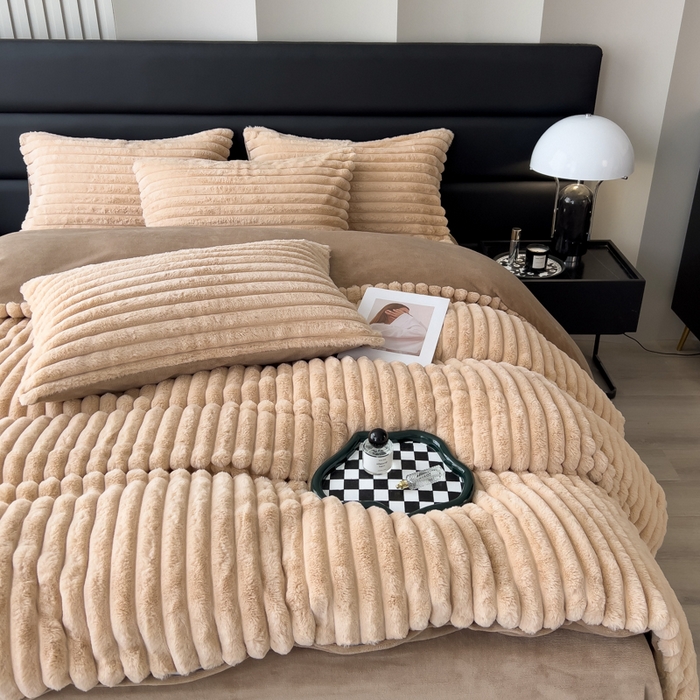 91家纺网 家纺一手货源 找家纺 印季家纺 2025新款立体剪花条纹兔毛绒四件套 卡其