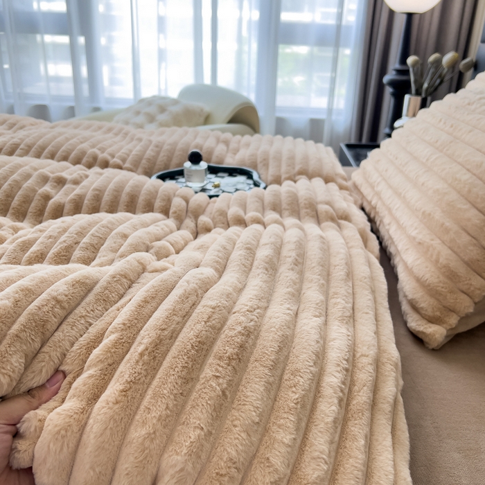 91家纺网 家纺一手货源 找家纺 印季家纺 2025新款立体剪花条纹兔毛绒四件套 卡其