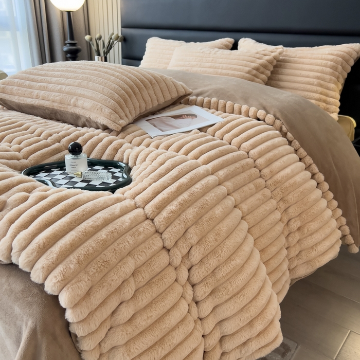 91家纺网 家纺一手货源 找家纺 印季家纺 2025新款立体剪花条纹兔毛绒四件套 卡其