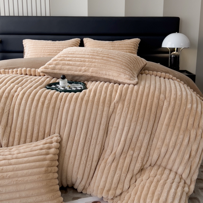 91家纺网 家纺一手货源 找家纺 印季家纺 2025新款立体剪花条纹兔毛绒四件套 卡其