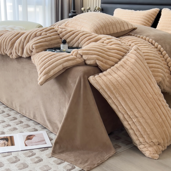 91家纺网 家纺一手货源 找家纺 印季家纺 2025新款立体剪花条纹兔毛绒四件套 卡其