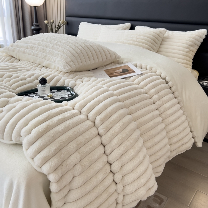 91家纺网 家纺一手货源 找家纺 印季家纺 2025新款立体剪花条纹兔毛绒四件套 奶白